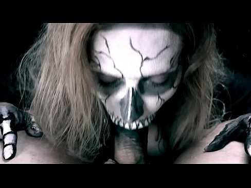 ❤️ ʻO ke kaikamahine daimonio e omo ana i ka moa me kona waha ʻeleʻele a me ka ʻai ʻana. ☑ Porno ia makou